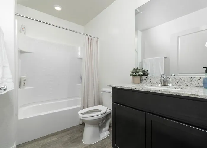 Spacious Family Oasis ~ Pooltable ~ Backyard ~ Pkg Hébergement de vacances *