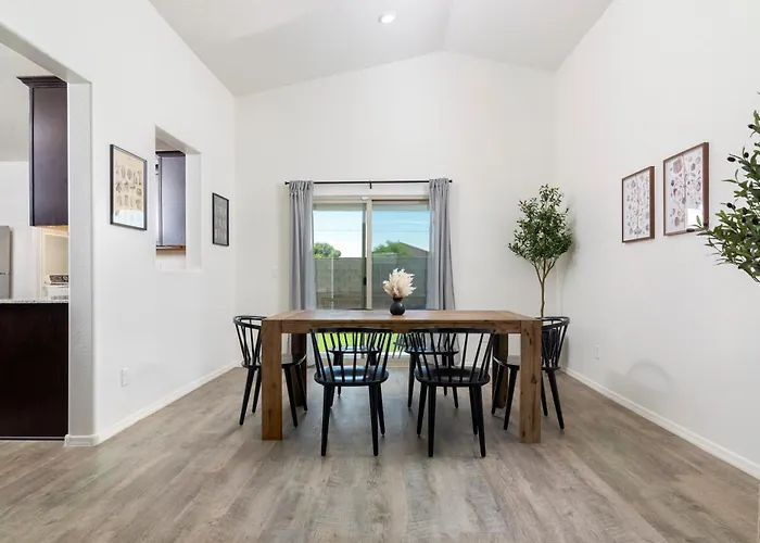Spacious Family Oasis ~ Pooltable ~ Backyard ~ Pkg Hébergement de vacances *